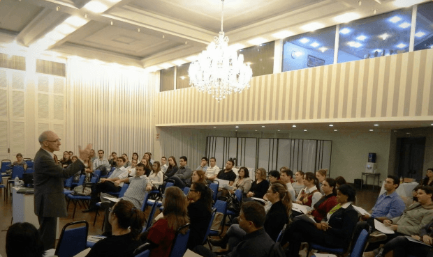 Altamir Zancanaro conduzindo uma palestra